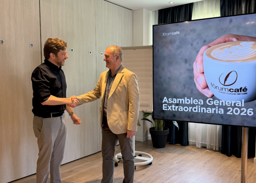 Thiago Amhof, nuevo presidente de Fórum Café, junto a la nueva Junta Directiva durante la Asamblea General Extraordinaria 2026 celebrada en Cornellà de Llobregat (Barcelona).