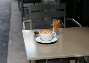 Turismo cafetero en una cafetería de especialidad